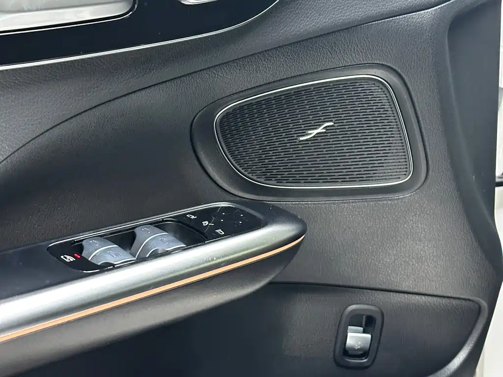 Mercedes-Benz C-Class 2023 — фото 9