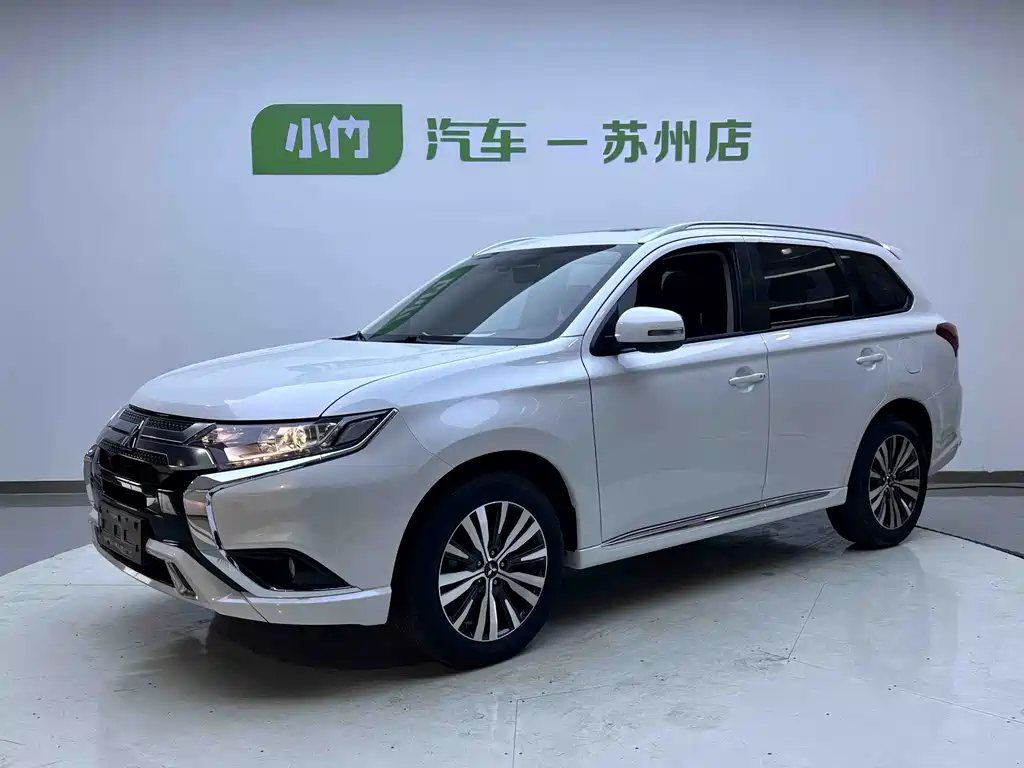 Mitsubishi Outlander 2023 — фото 1