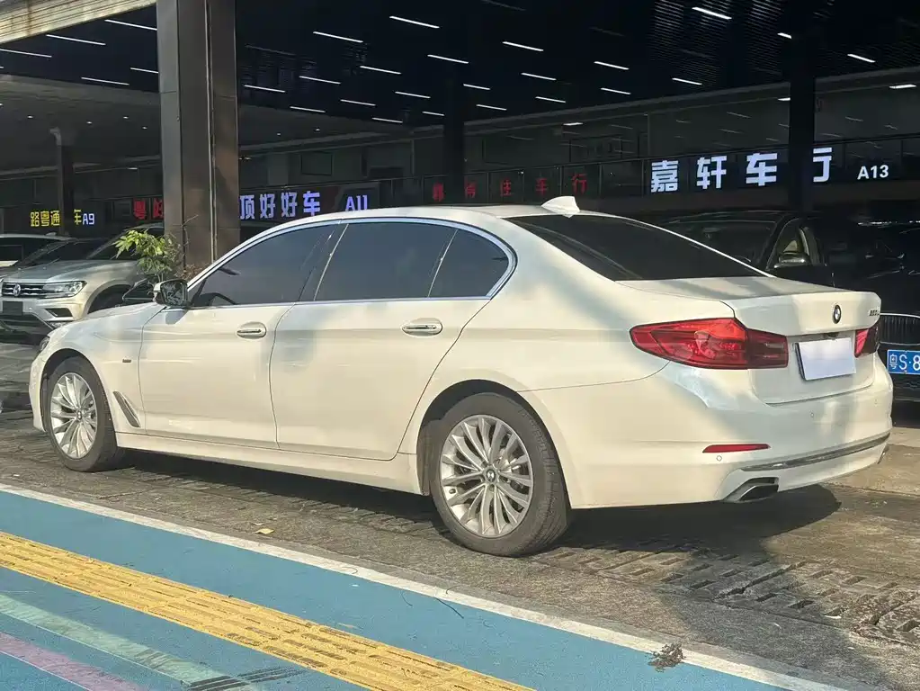 BMW 5 Series 2018 — фото 14