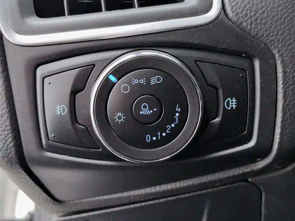 Ford Focus 2015 — фото 21