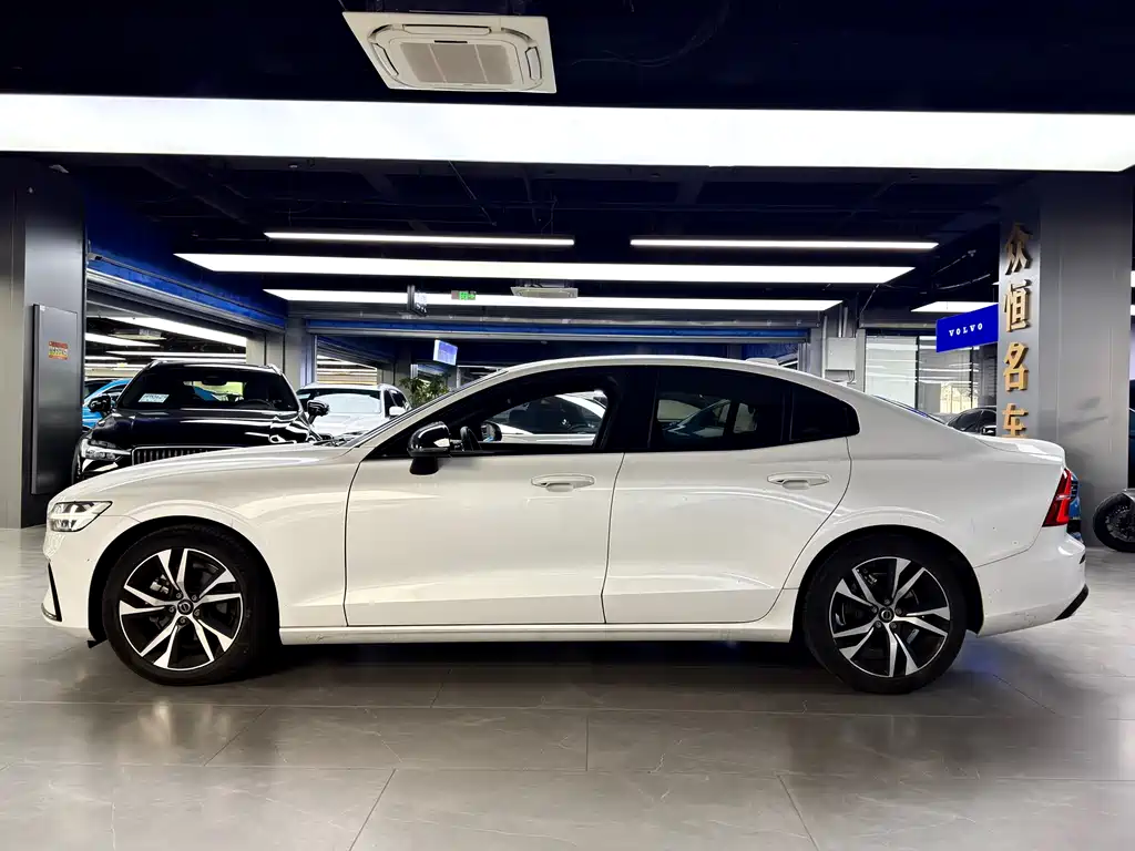 Volvo S60 2023 — фото 3