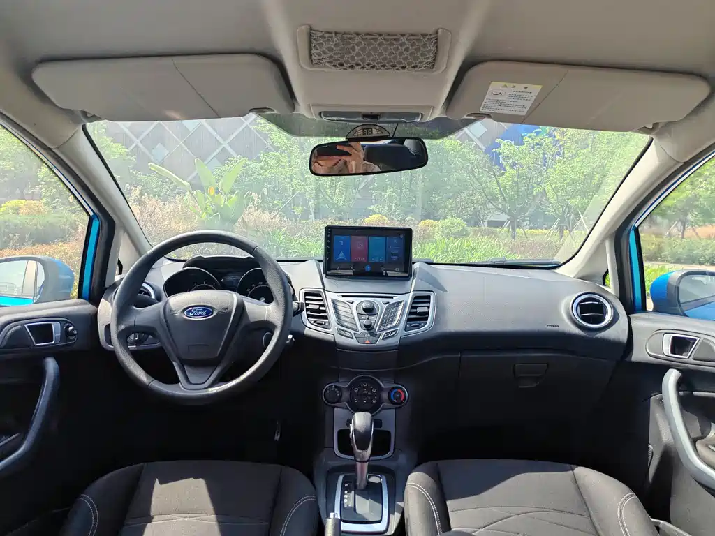 Ford Fiesta 2014 — фото 14
