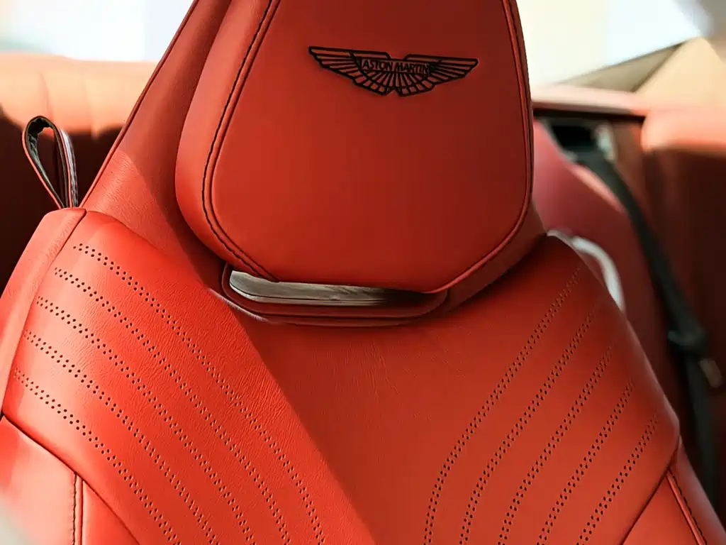 Aston Martin DB11 2020 — фото 10