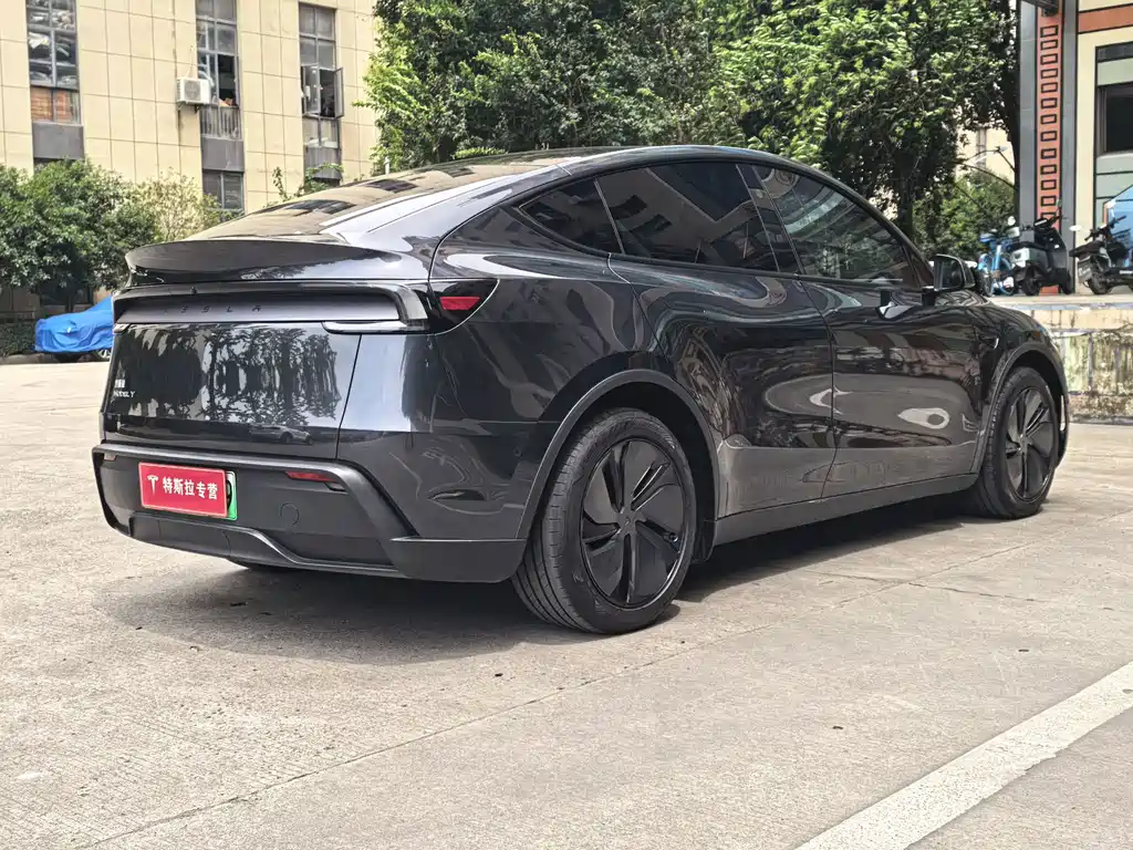 Tesla Model Y 2025 — фото 15