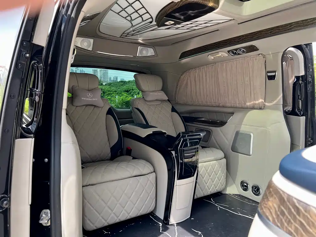 Mercedes-Benz V-Class 2023 — фото 12