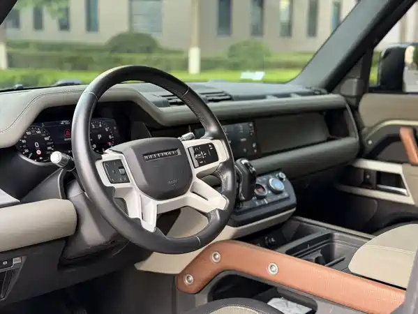Land Rover Defender 2021