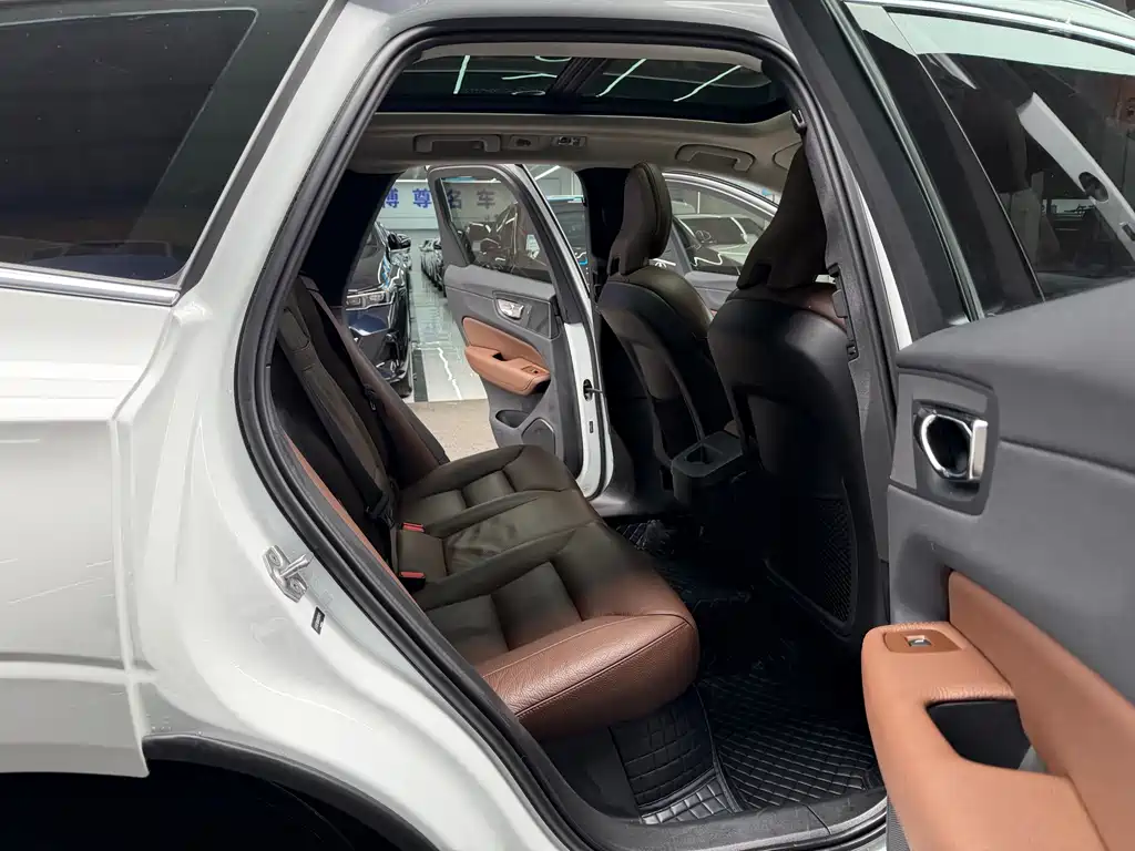 Volvo XC60 2019 — фото 17