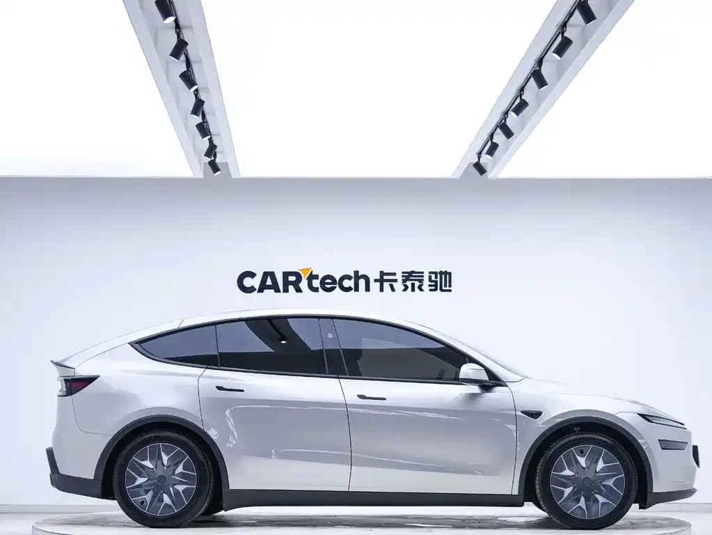 Tesla Model Y L 2026
