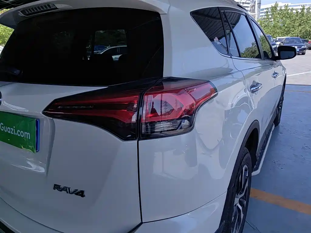 Toyota RAV4 2017 — фото 8