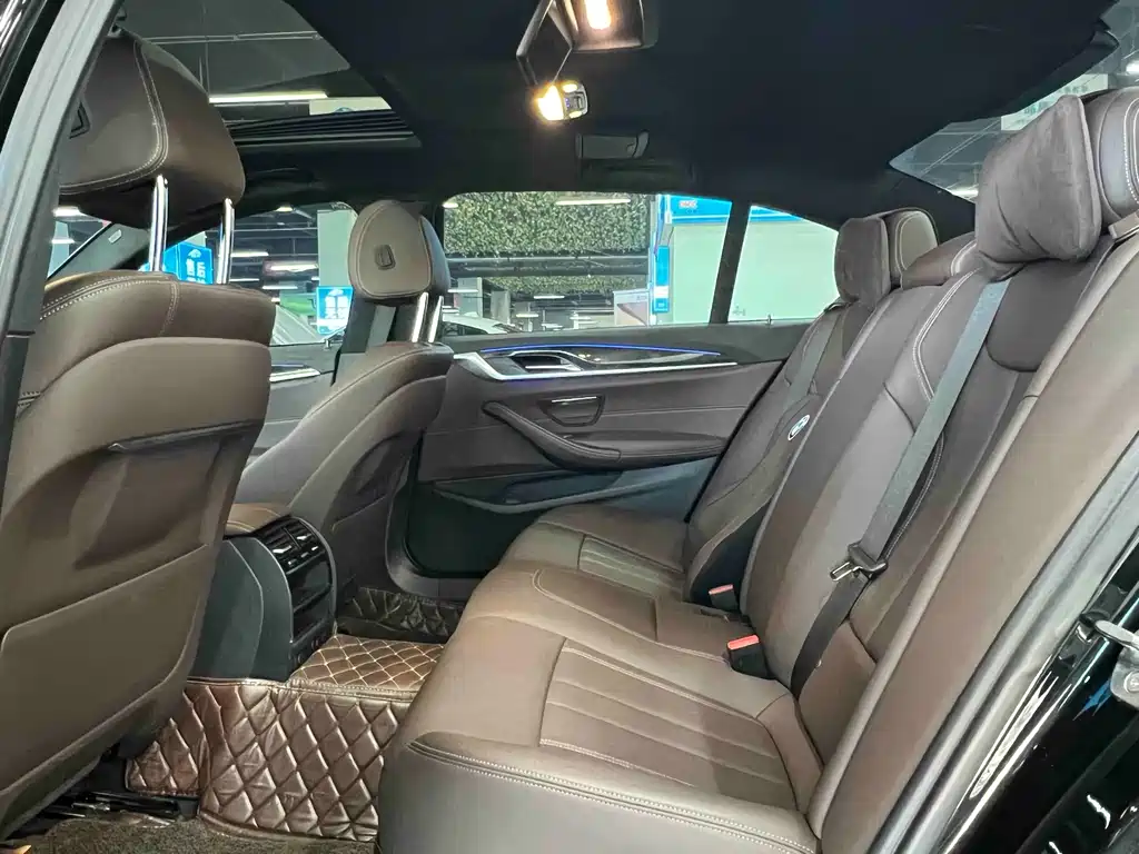 BMW 5 Series 2019 — фото 11