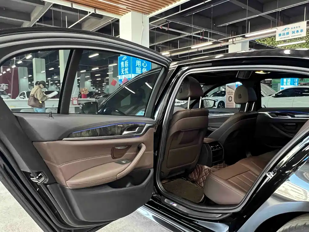 BMW 5 Series 2019 — фото 13