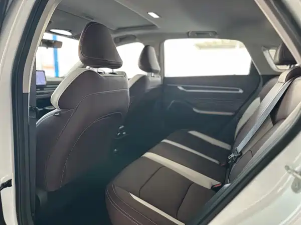 Geely Emgrand 2025