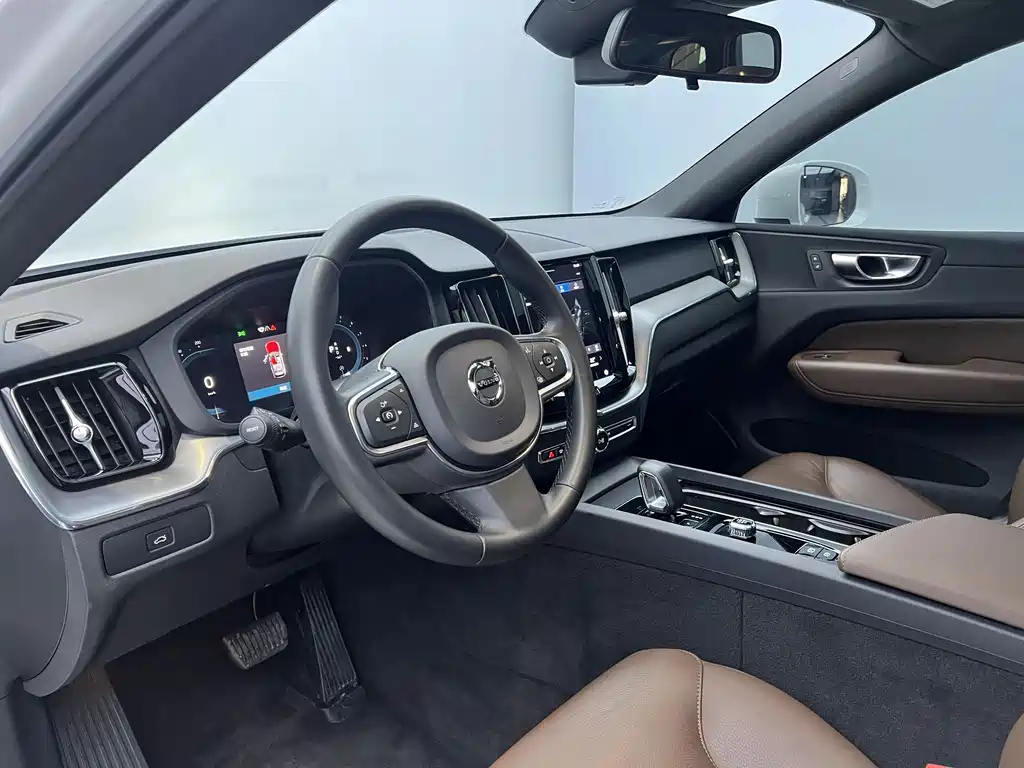 Volvo XC60 2022 — фото 11