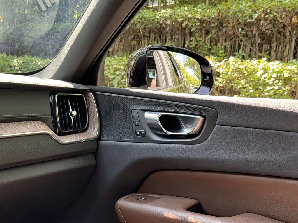 Volvo XC60 2023 — фото 10