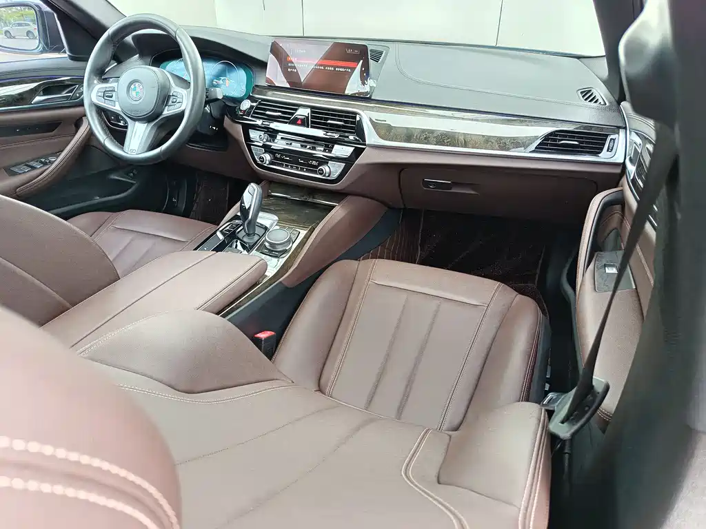 BMW 5 Series 2019 — фото 13