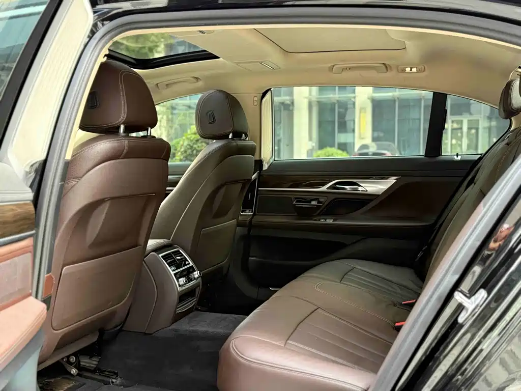 BMW 7 Series 2017 — фото 13