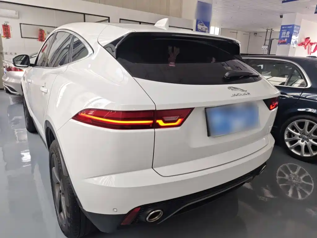 Jaguar E-PACE 2018 — фото 23