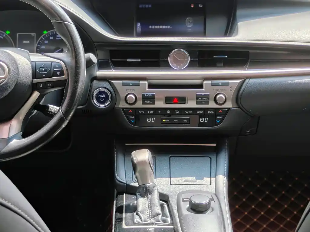 Lexus ES 2017 — фото 10