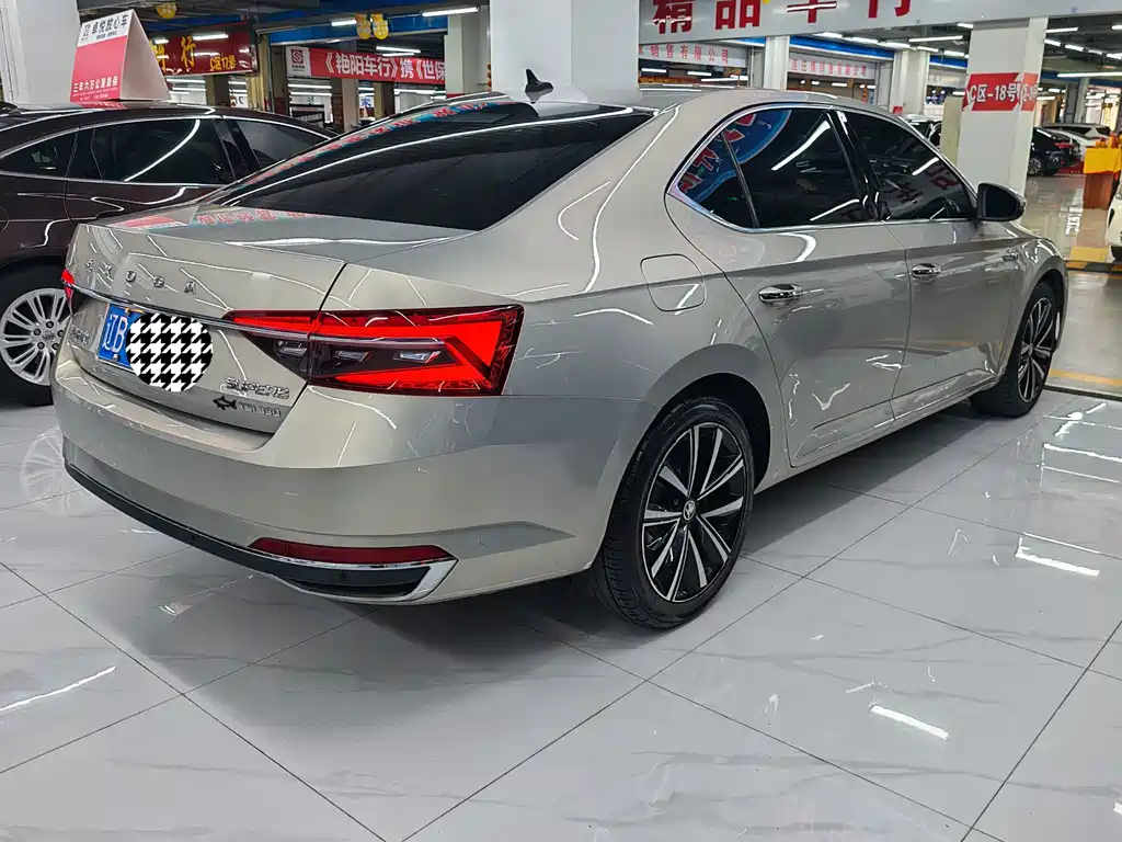 Skoda Superb 2021 — фото 11