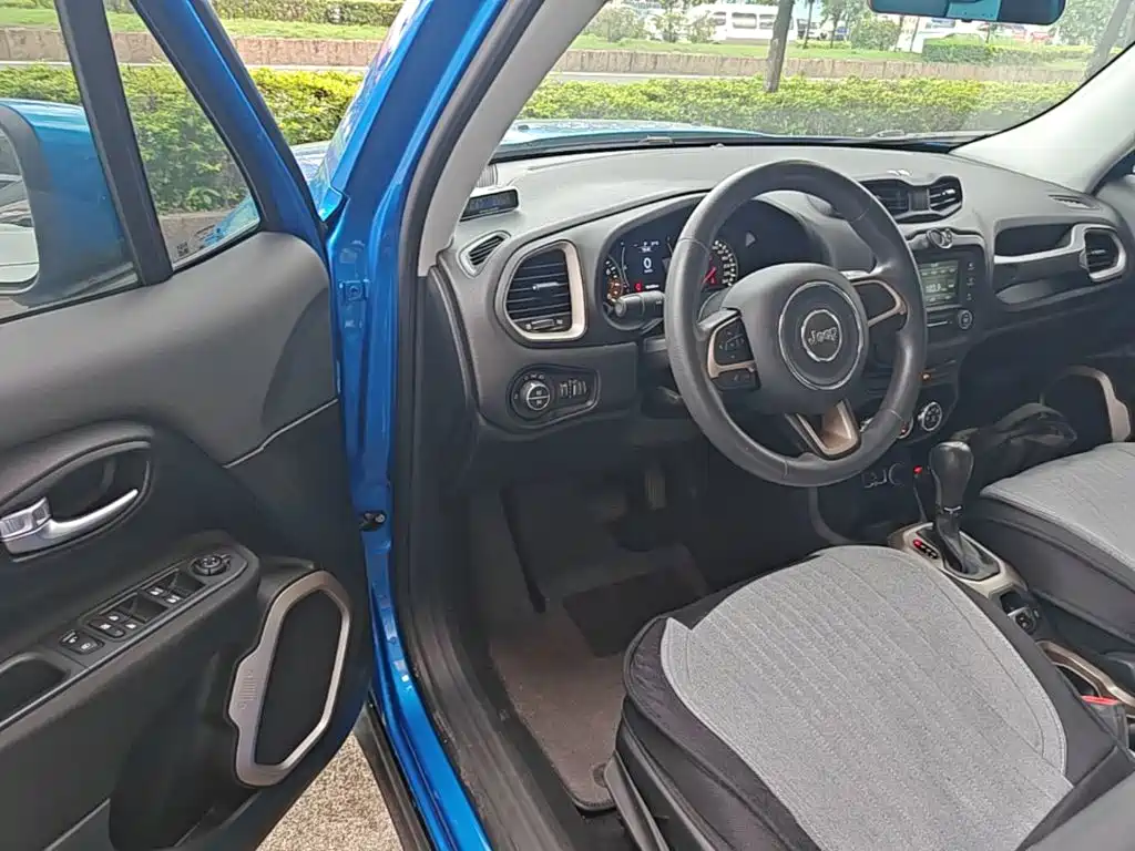 Jeep Renegade 2017 — фото 16