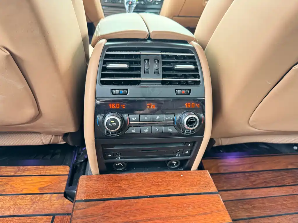 BMW 7 Series 2010 — фото 15