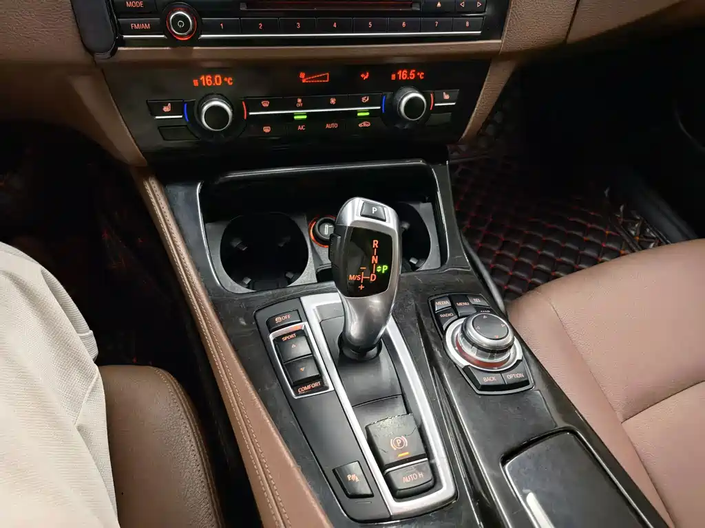 BMW 5 Series 2017 — фото 13