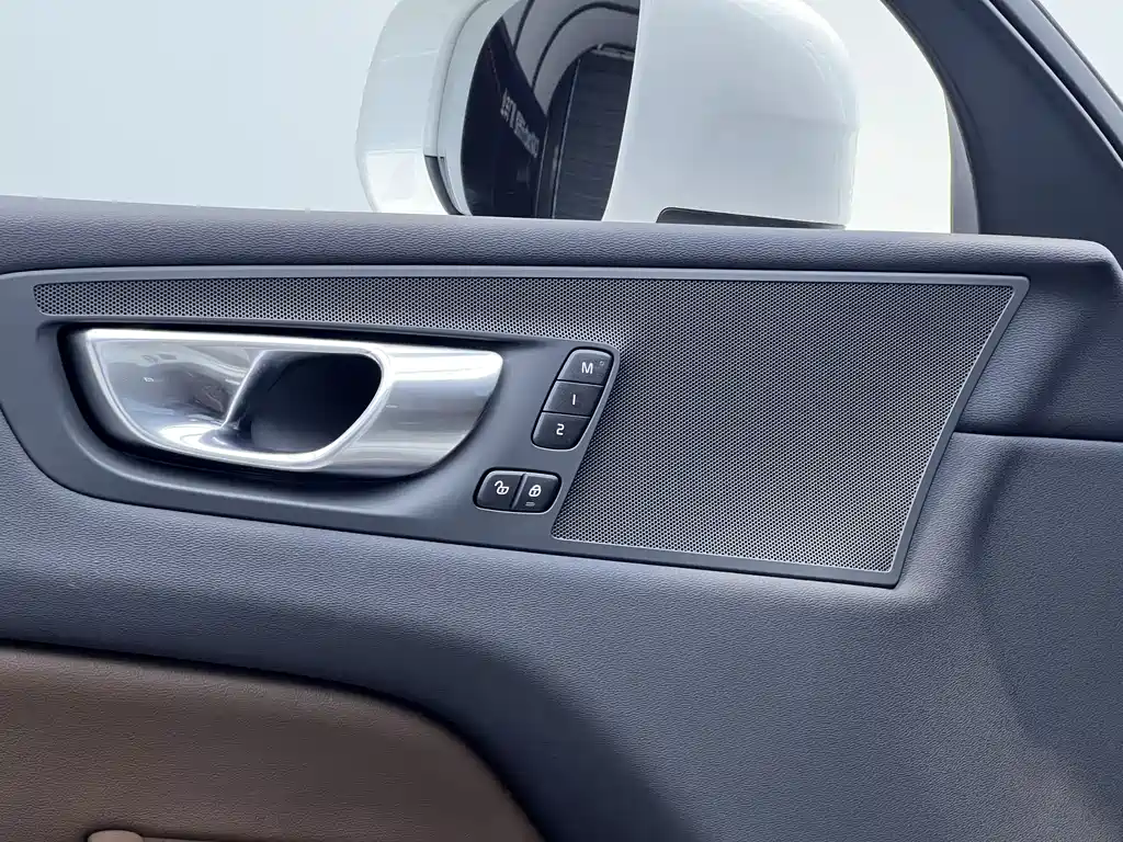 Volvo XC60 2022 — фото 13