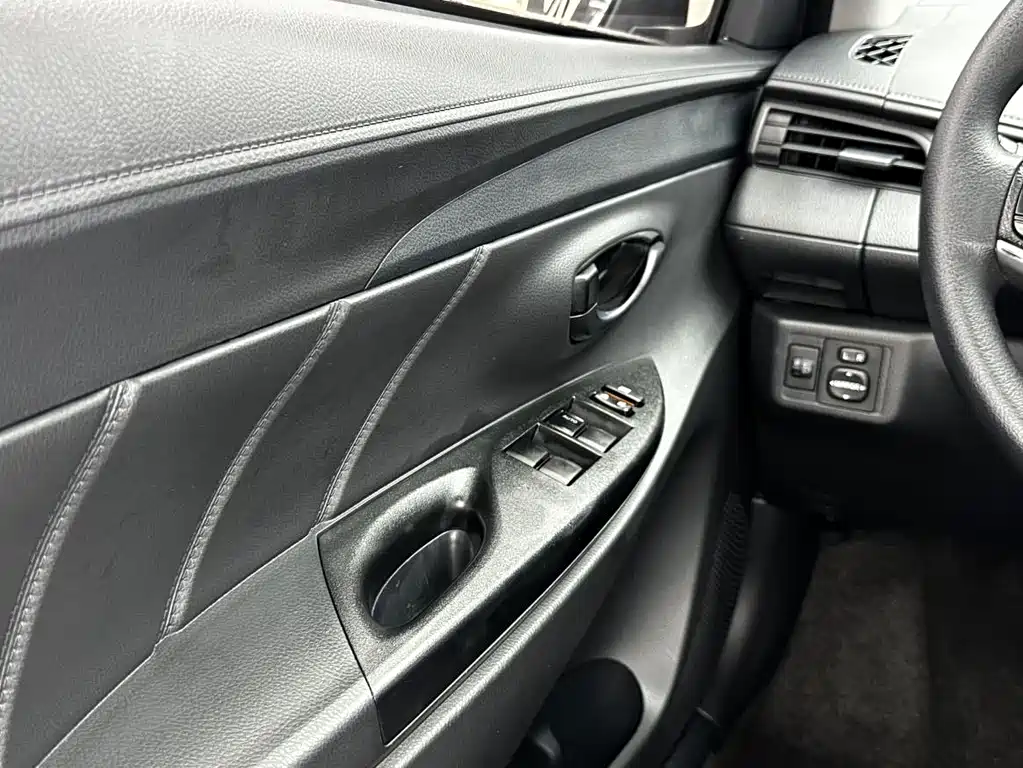 Toyota Yaris L 2022 — фото 19
