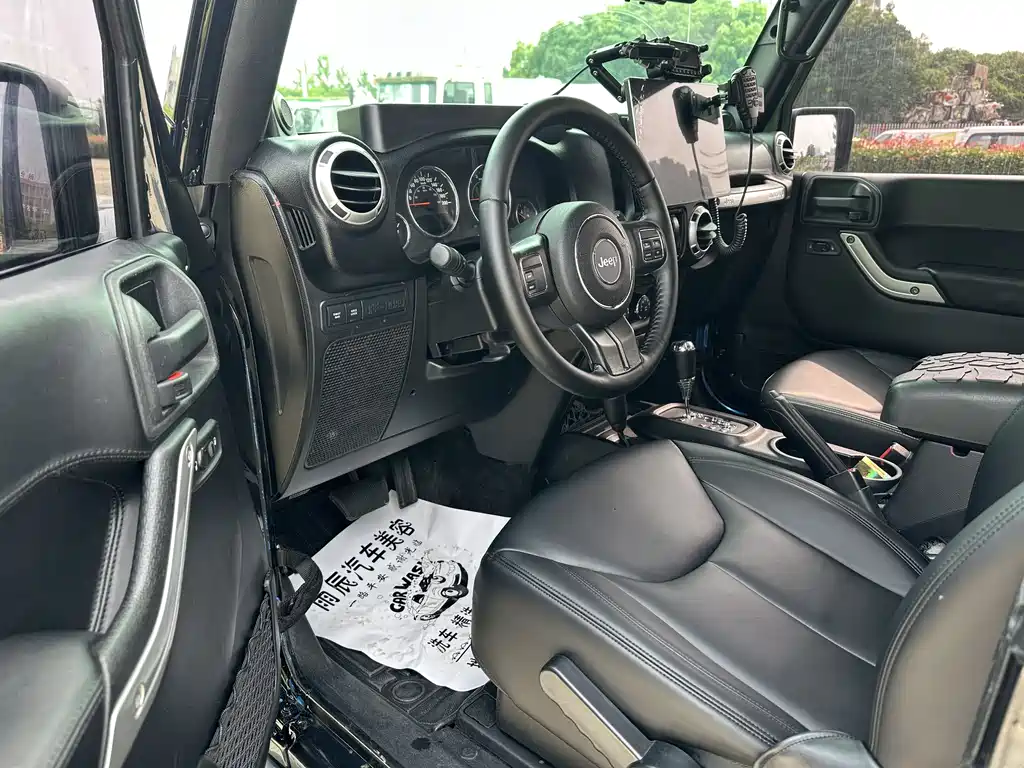 Jeep Wrangler 2014 — фото 7