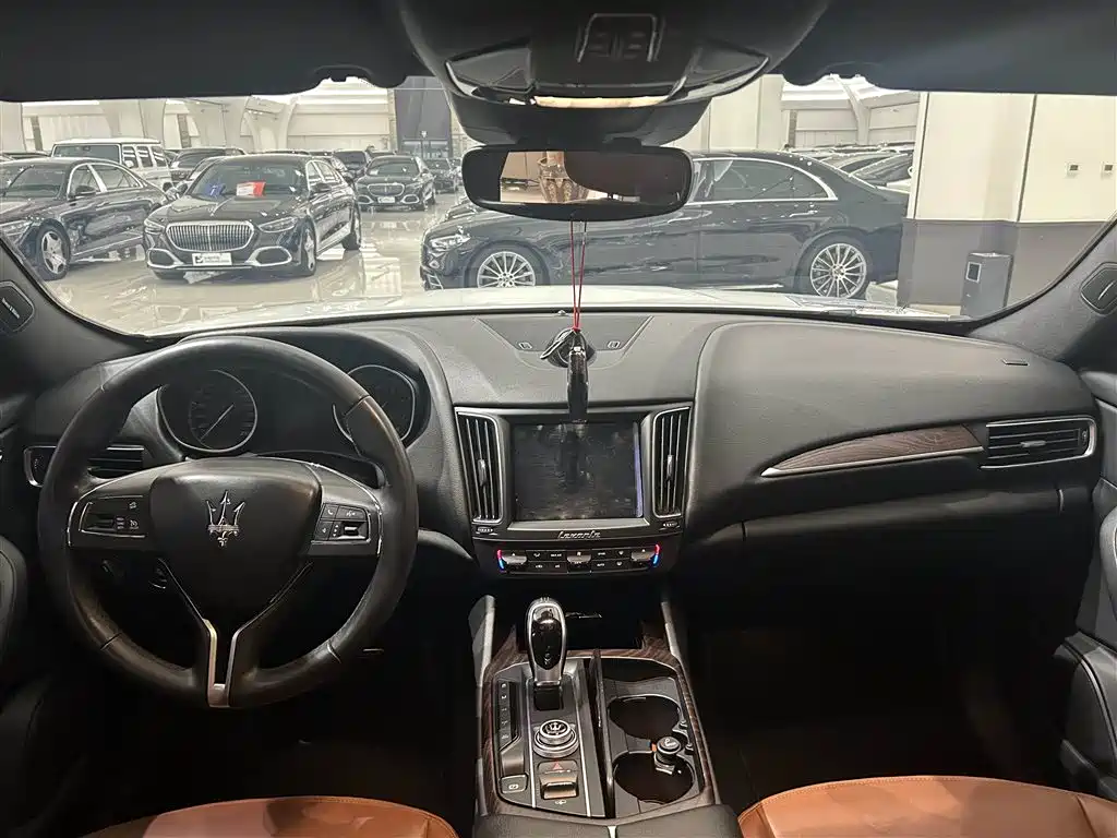 Maserati Levante 2018 — фото 12