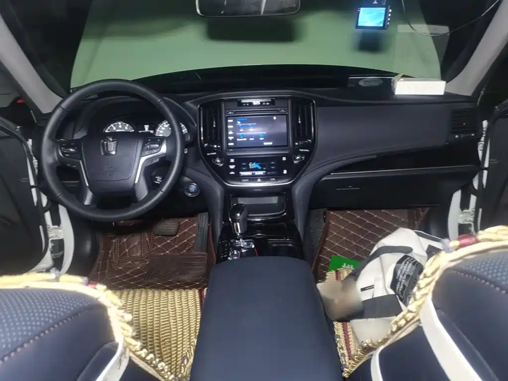Toyota Crown 2017 — фото 13
