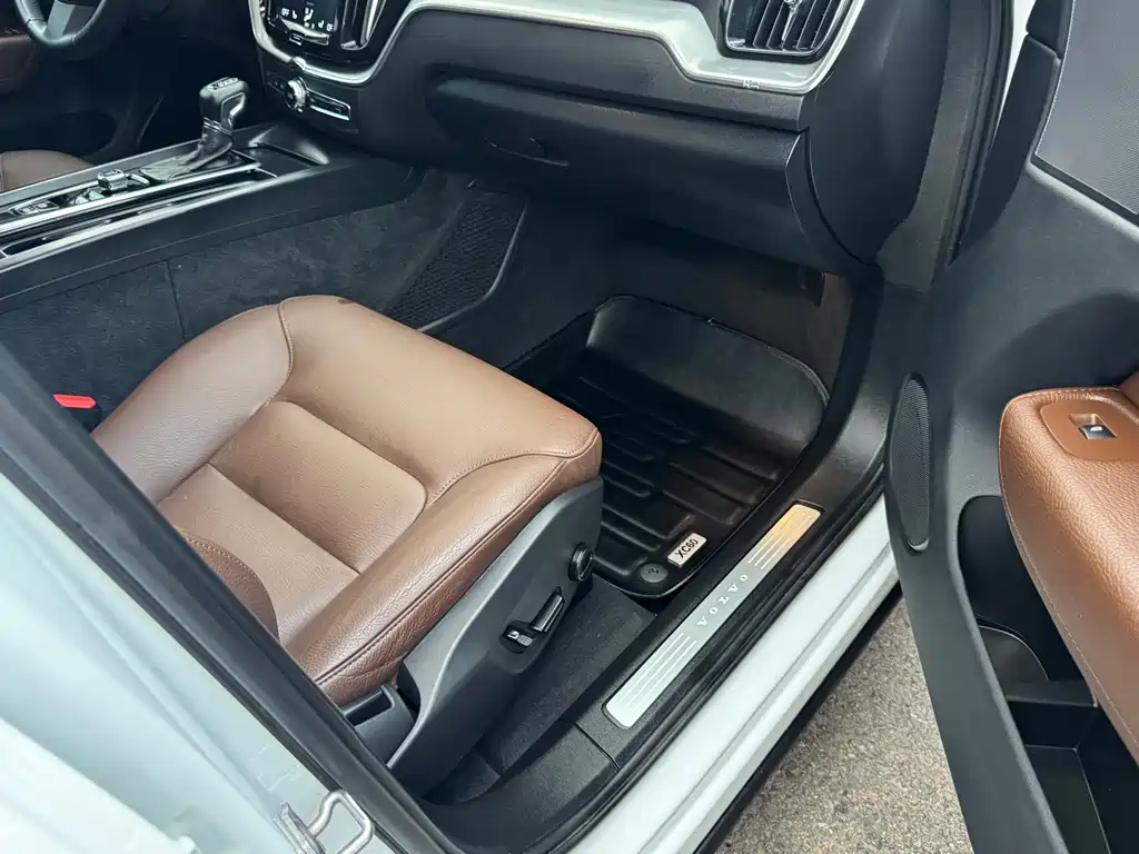 Volvo XC60 2019 — фото 12
