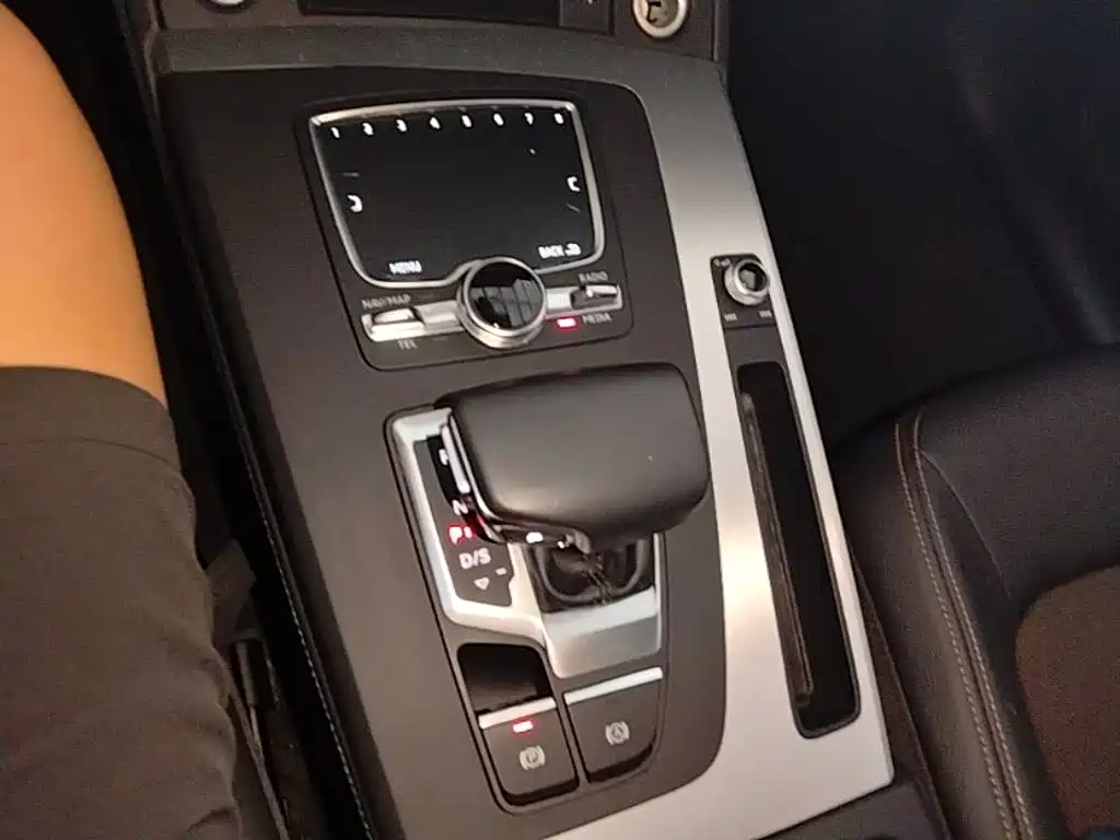 Audi Q5L 2019 — фото 14