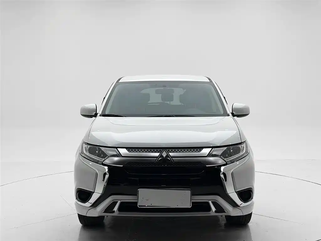 Mitsubishi Outlander 2022 — фото 2