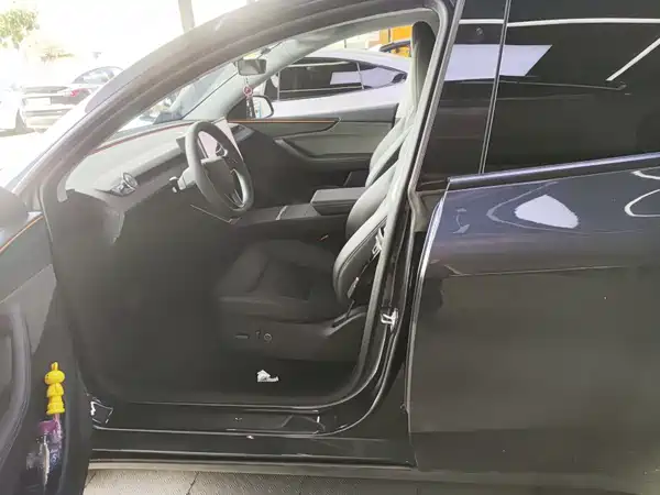 Tesla Model Y 2025