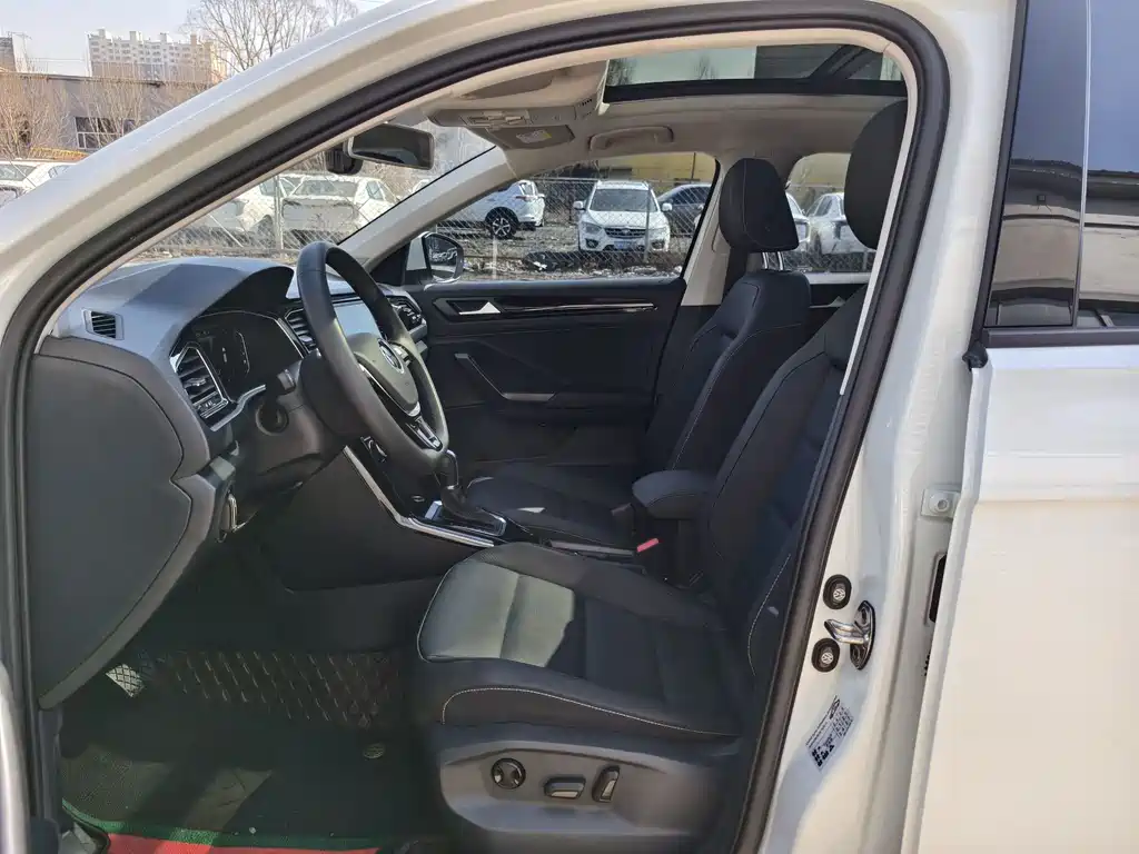 Volkswagen T-Roc 2023 — фото 13