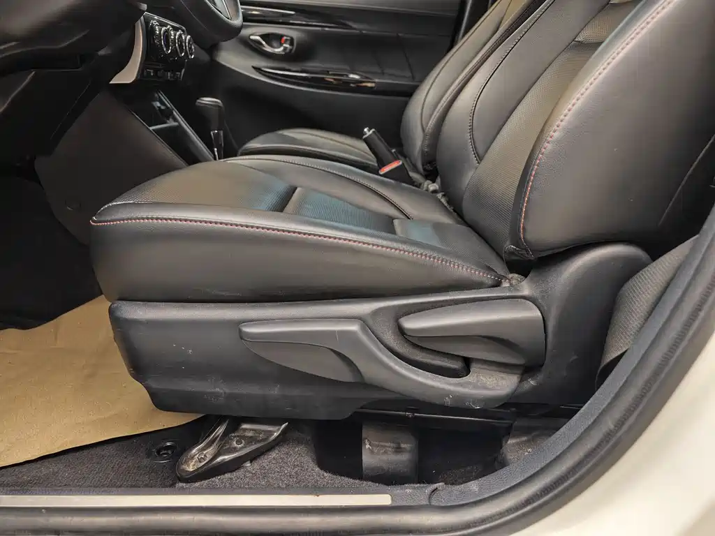 Toyota Yaris L 2020 — фото 10