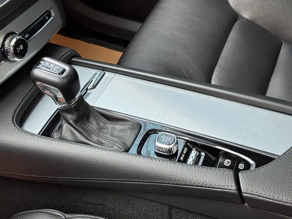 Volvo XC90 2017 — фото 15