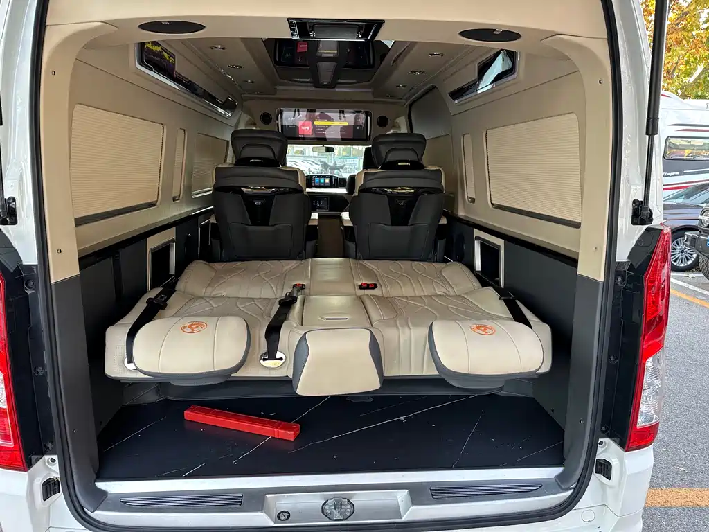 Toyota Hiace 2023 — фото 22