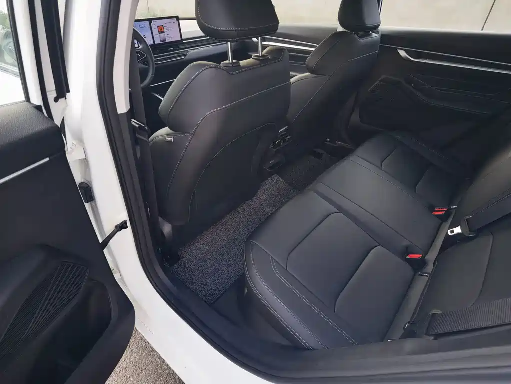 Geely Emgrand 2025