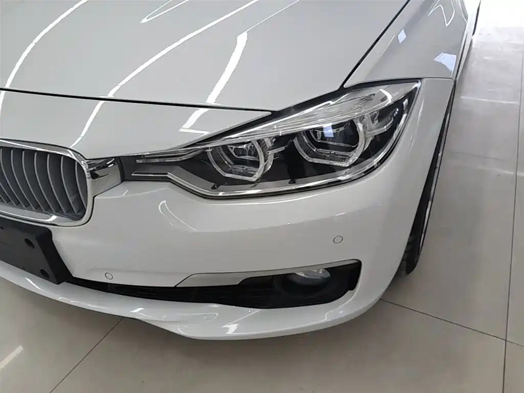 BMW 3 Series 2018 — фото 24