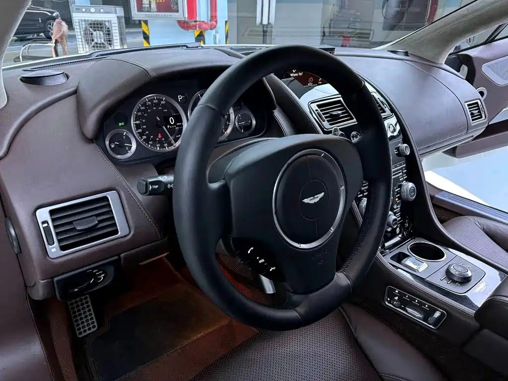 Aston Martin Rapide 2017 — фото 6