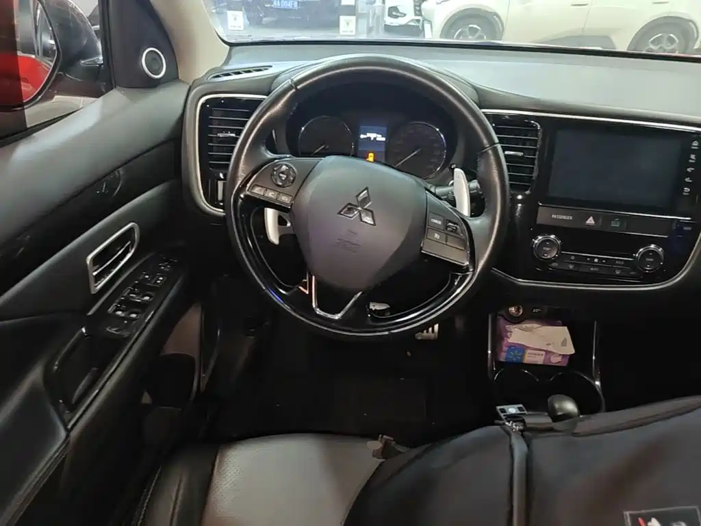 Mitsubishi Outlander 2017 — фото 11