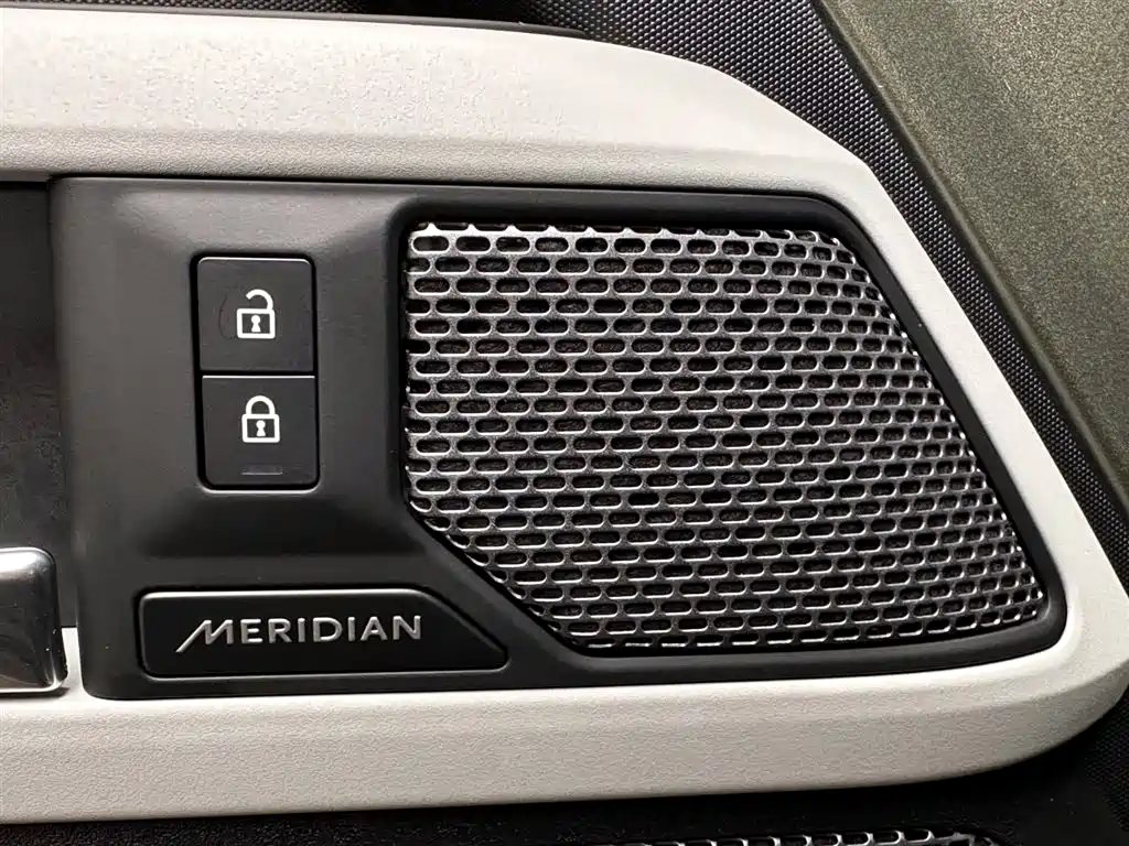 Land Rover Defender 2022 — фото 17