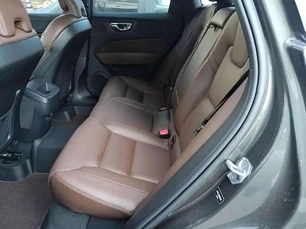 Volvo XC60 2022 — фото 17