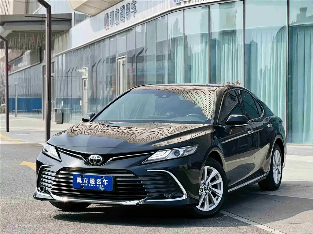 Toyota Camry 2023 — фото 1