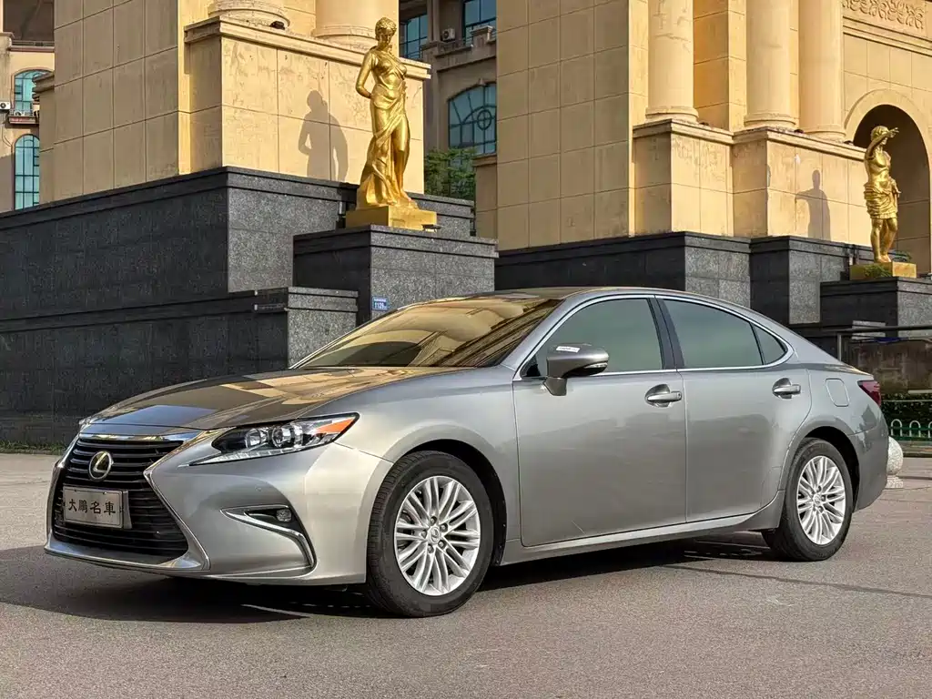 Lexus ES 2018 — фото 1