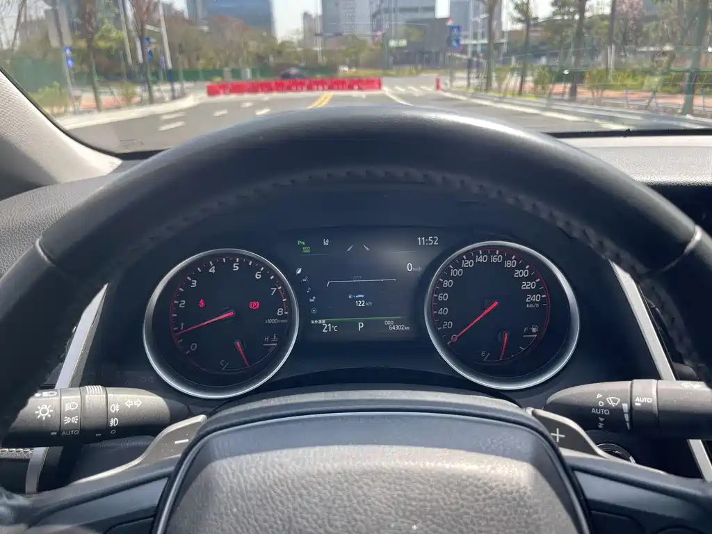 Toyota Camry 2023 — фото 11