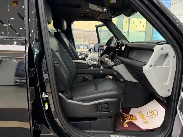 Land Rover Defender 2024