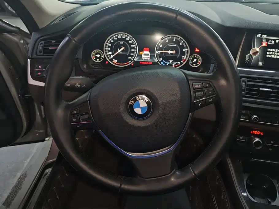 BMW 5 Series 2017 — фото 15